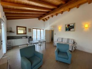a living room with two chairs and a table at Al Vajo Dependance - Apartments-Zimmer in Lazise