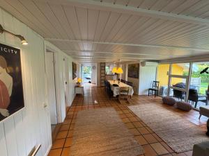 Posezení v ubytování Wonderful, Large Pool Holiday Home, Close To Marielyst Beach