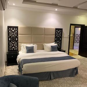 Giường trong phòng chung tại City Center Plaza Aparthotel +21 ảnh