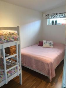 Un dormitorio con dos literas junto a una ventana. en Nice Home In Köpingsvik With 1 Bedrooms And Wifi, en Köpingsvik