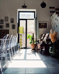 Una habitación con sillas y una mesa y una ventana. en Magma Home - Rooms & Roof, en Nápoles