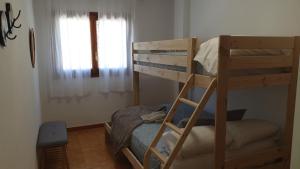 En eller flere køjesenge i et værelse på Apartamento Loira Villanúa