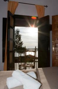 a bedroom with a bed and a view of the ocean at Pensión Cristina in El Rocío