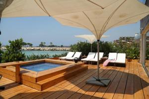 Πισίνα στο ή κοντά στο Veer Luxury Boutique Hotel & Beach Club