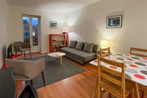 un salon avec un canapé et une table dans l'établissement Appartement idéal en plein centre ville proche lac, à Annecy