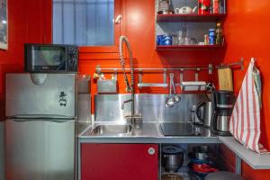 Cuisine ou kitchenette dans l'établissement Appartement idéal en plein centre ville proche lac