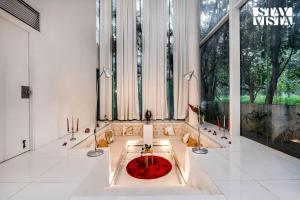 Fotografie z fotogalerie ubytování The Crystal Hall India's only all Glass Villa v destinaci Bengalúr