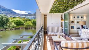 d'un balcon avec des chaises et une vue sur la rivière. dans l'établissement W-Collection Franschhoek L'Ermitage Villas, à Franschhoek