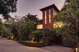 ein Haus mit vielen Bäumen davor in der Unterkunft Casa 2565 by tisyastays in Anjuna