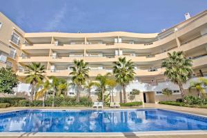 Un gran edificio de apartamentos con piscina y palmeras. en Lagos Palm Tree 1 with Pool by Homing, en Lagos