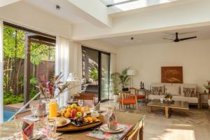 ein Wohnzimmer mit einem Tisch und Obst darauf in der Unterkunft Casa 2565 by tisyastays in Anjuna