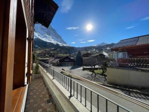 Un balcón con vista a la montaña en Das Nest - nähe Terminal & Eiger view, en Grindelwald