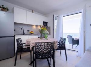eine Küche und ein Esszimmer mit Tisch und Stühlen in der Unterkunft Vacation House Jadranko in Gdinj