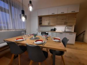 kuchnia z drewnianym stołem i krzesłami w pokoju w obiekcie Bella Vista by Mountain ways w mieście Loučná pod Klínovcem