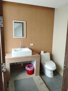 ein Badezimmer mit Toilette, Waschbecken und Spiegel in der Unterkunft lanta martin villa sunset and seaview klongnin beach in Ko Bu Bu + 6 Fotos