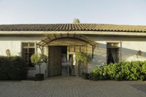 uma entrada para um edifício com uma arcada em Hotel Casa Silva em San Fernando