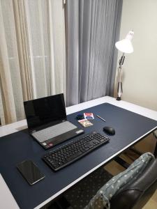 TV a/nebo společenská místnost v ubytování The Beach Bangsaen Condo Sea View Room 327-62 Top Floor-Free Netflix