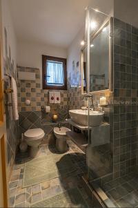 un bagno con lavandino, WC e doccia di Villetta Belvedere 2 - Porto Cervo a Arzachena