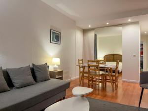 un salon avec un canapé et une table dans l'établissement Appartement idéal en plein centre ville proche lac, à Annecy 7 autres photos