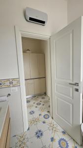 维克艾库塞Casa Bello in Sorrento Coast的一间设有门和瓷砖地板的客房 更多7张照片