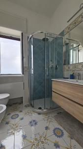 维克艾库塞Casa Bello in Sorrento Coast的带淋浴、马桶和水槽的浴室