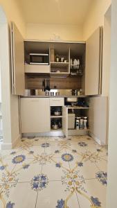 维克艾库塞Casa Bello in Sorrento Coast的一间铺有瓷砖地板并配有橱柜的大厨房