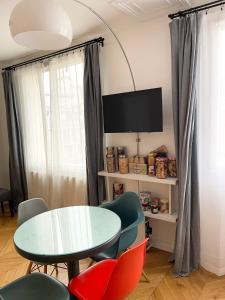 a dining room with a table and chairs at Appartement Seine et Marais in Paris