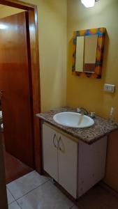 un bagno con lavandino e specchio di La Soñada a Villa Quillinzo