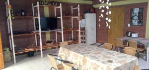 Camera con tavolo, sedie e frigorifero. di La Soñada a Villa Quillinzo