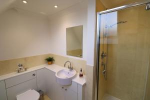 Imagen de la galería de Addlestone - Large Stunning 2 bed room Apartment, en Addlestone