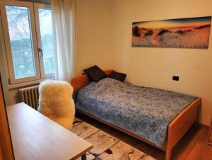 a small bedroom with a bed and a table at Gemütliche Ferienwohnung in Agra in Agra