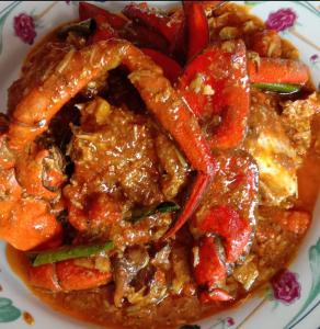 une plaque de nourriture à base de crevettes et de poivrons dans l'établissement Charitas cottage, à Nuhu Tawun