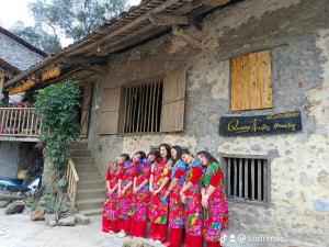un grupo de mujeres frente a un edificio en Quang Thuận Bản Giốc Homestay, en Cao Bằng