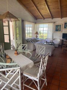 una sala de estar con una mesa y sillas en Casa soñada en La Quebradita para 6 personas, en Tafí del Valle