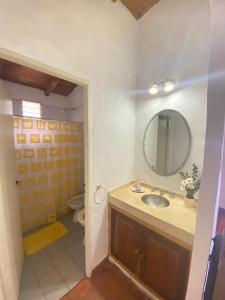 Un baño con lavabo, espejo e inodoro. en Casa soñada en La Quebradita para 6 personas, en Tafí del Valle