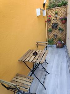 stół piknikowy i dwa krzesła obok ściany w obiekcie Casa bajada a la playa w mieście Beloso