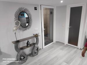 Pokój z bieżnią i lustrem na ścianie w obiekcie Casa bajada a la playa w mieście Beloso +10 zdjęć