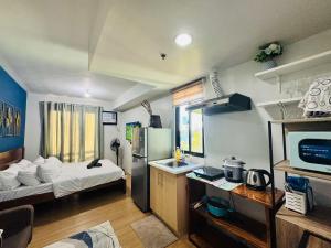 une petite chambre avec un lit et une cuisine dans l'établissement Casita Tagaytay, à Tagaytay 12 autres photos