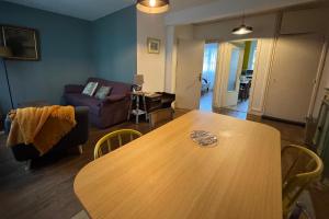 salon z drewnianym stołem i kanapą w obiekcie Charming 44m near downtown w Caen +2 zdjęcia