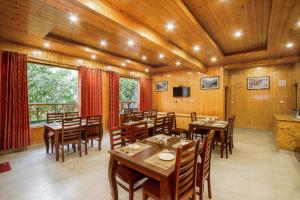 Μια τηλεόραση ή/και κέντρο ψυχαγωγίας στο Hotel Cherry Manali