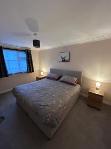 奥赫特拉德Viewlands house的一间卧室，床上有两个枕头