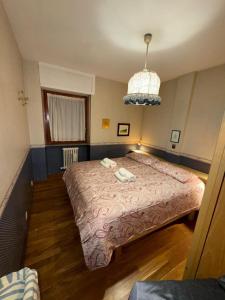 a bedroom with a large bed in a room at Sestriere Gem Comfy Apartment with Ski Views in Sestriere +11 photos
