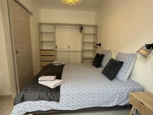 een slaapkamer met een bed met handdoeken erop bij Chez Camille & Emma - Climatisé in Rochefort