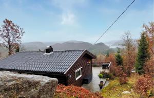 una piccola casa in mezzo a una montagna di 2 Bedroom Cozy Home In Farsund a Farsund