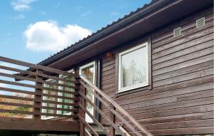 una casa in legno con scala e due finestre di 2 Bedroom Cozy Home In Farsund a Farsund Altre 5 foto