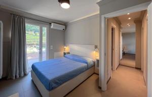 a bedroom with a bed and a large window at Amazing Home In Montebuono in Montemelino