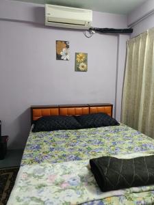 Ένα ή περισσότερα κρεβάτια σε δωμάτιο στο Homestay Budget Alor Setar