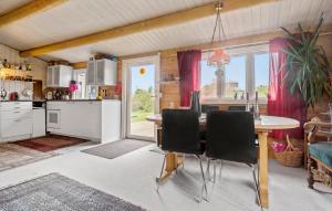 Η κουζίνα ή μικρή κουζίνα στο 3 Bedroom Stunning Home In Slagelse