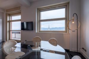 Televízia a/alebo spoločenská miestnosť v ubytovaní Prestige Apartments Torino