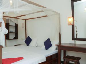 Postel nebo postele na pokoji v ubytování Canggu Surf Hotel